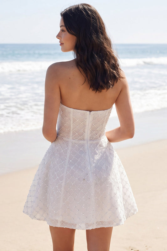 Vestido mini sin tirantes con corsé y pedrería en línea A color marfil