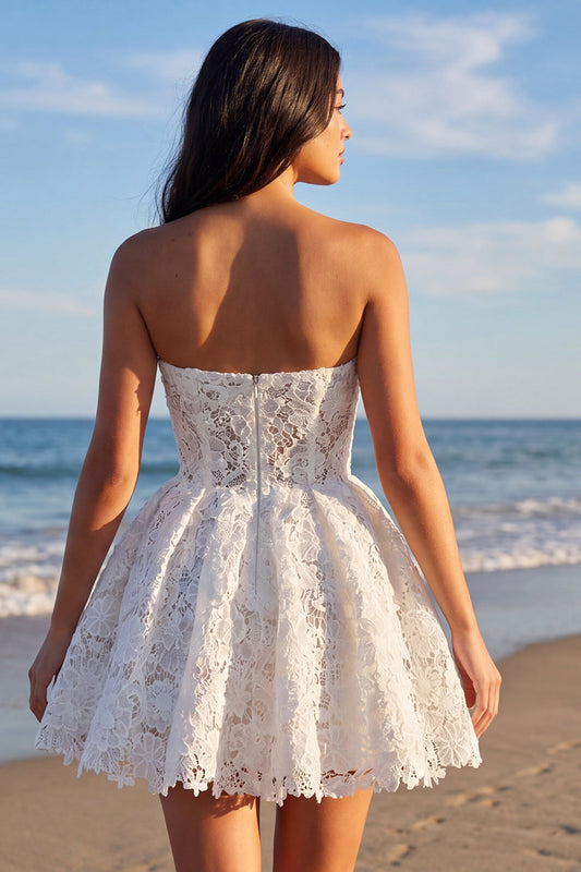 Robe blanche courte évasée en dentelle florale sans bretelles