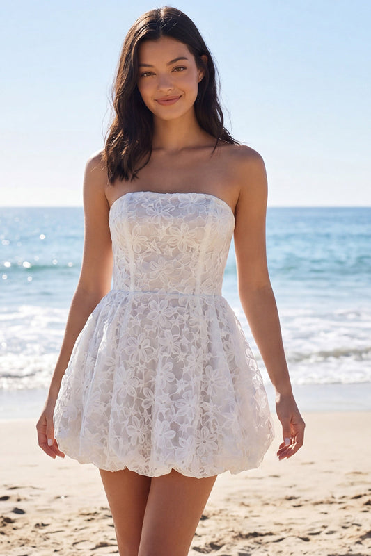 Robe courte blanche à fleurs, bustier, coupe trapèze
