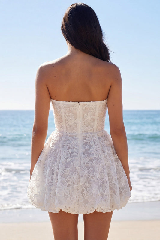Robe courte blanche à fleurs, bustier, coupe trapèze