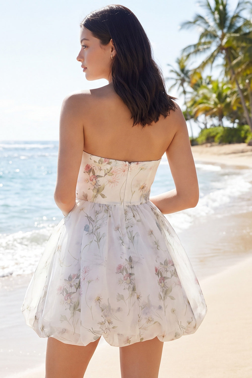 Petite robe blanche sans bretelles trapèze à fleurs