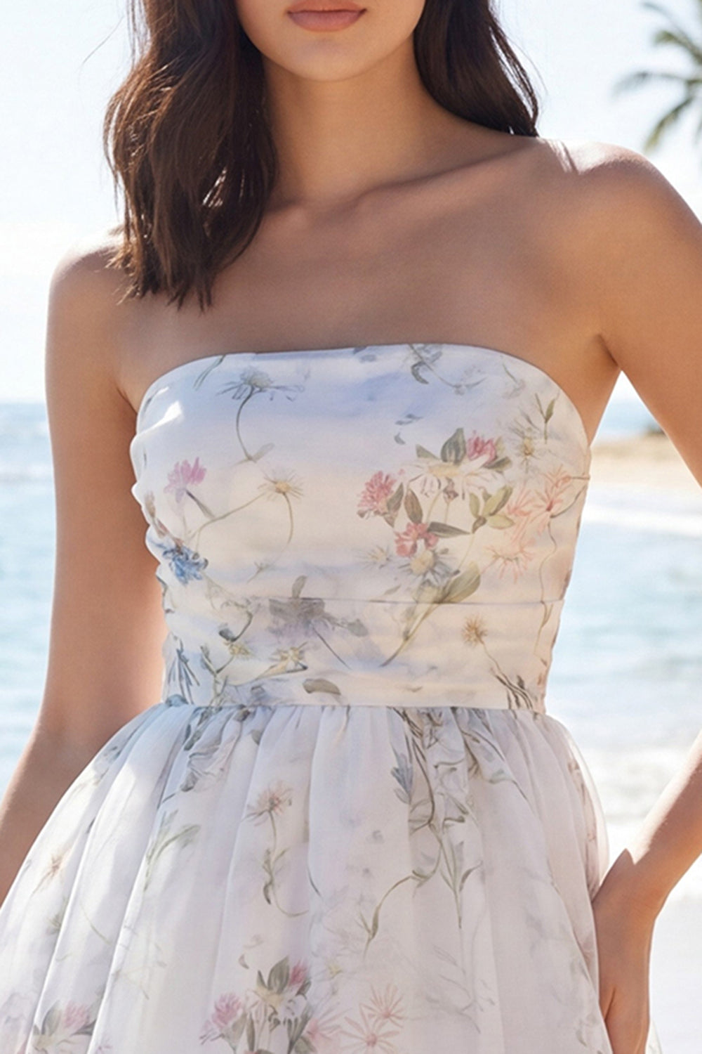 Petite robe blanche sans bretelles trapèze à fleurs
