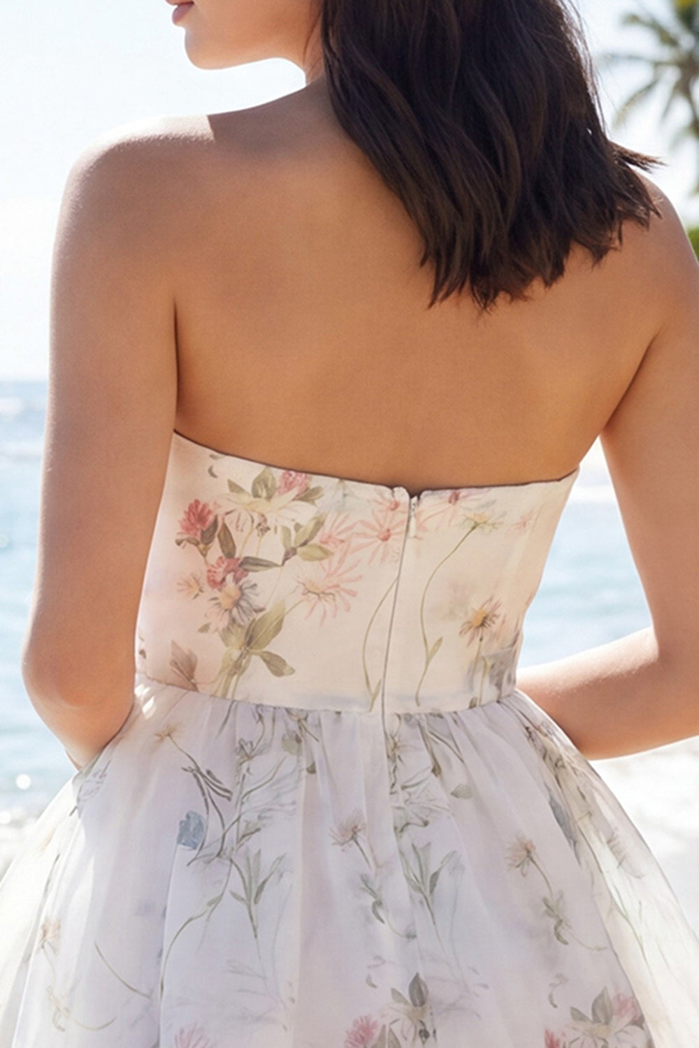 Petite robe blanche sans bretelles trapèze à fleurs