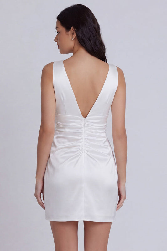 Robe de bal courte moulante en satin ivoire à col en V et fronces