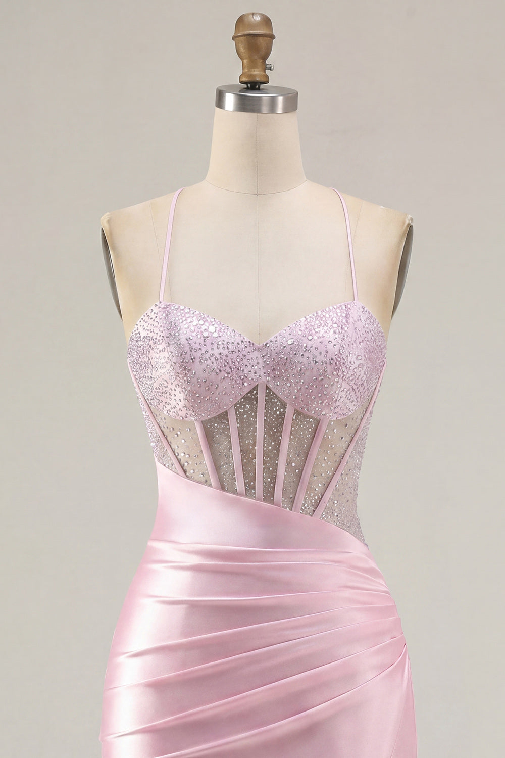 Robe de bal moulante rose transparente avec corset, fronces et perles, fendue