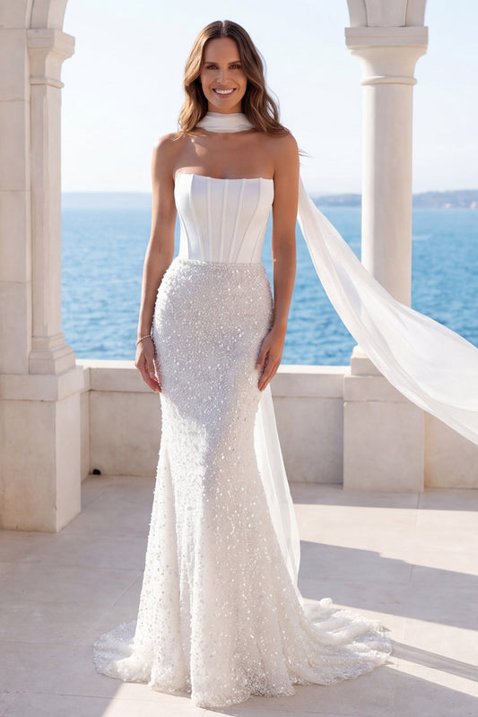 Vestido de novia de sirena con corsé sin tirantes de lentejuelas color marfil con pañuelo