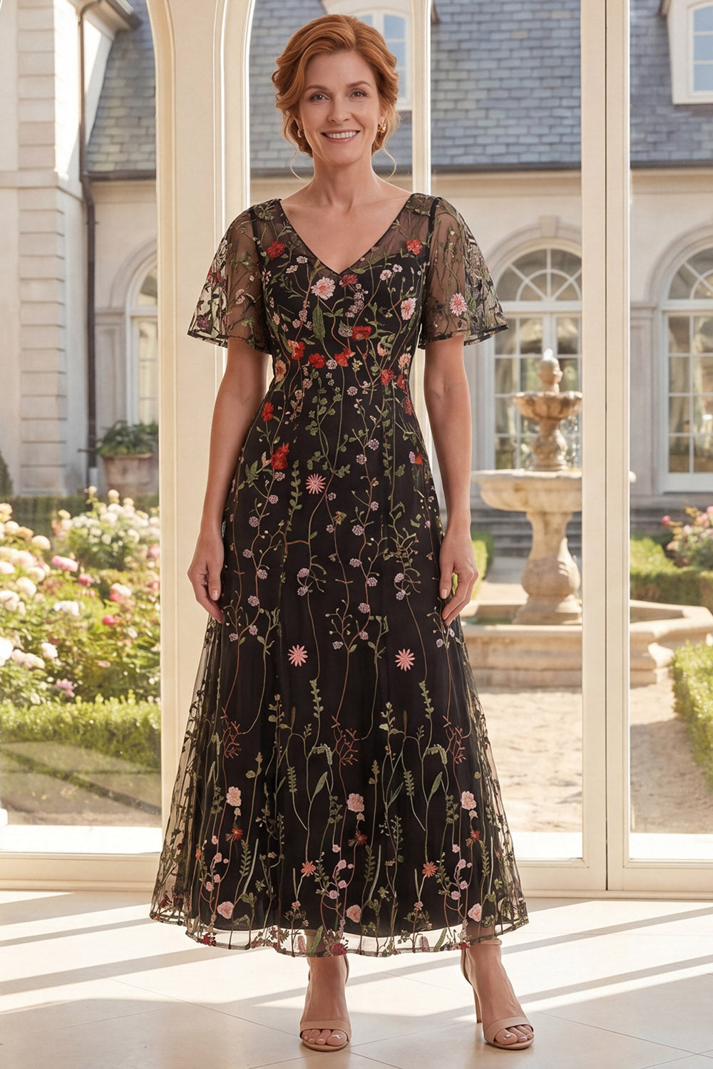 Robe longue de mère de la mariée brodée florale en tulle noir à col en V