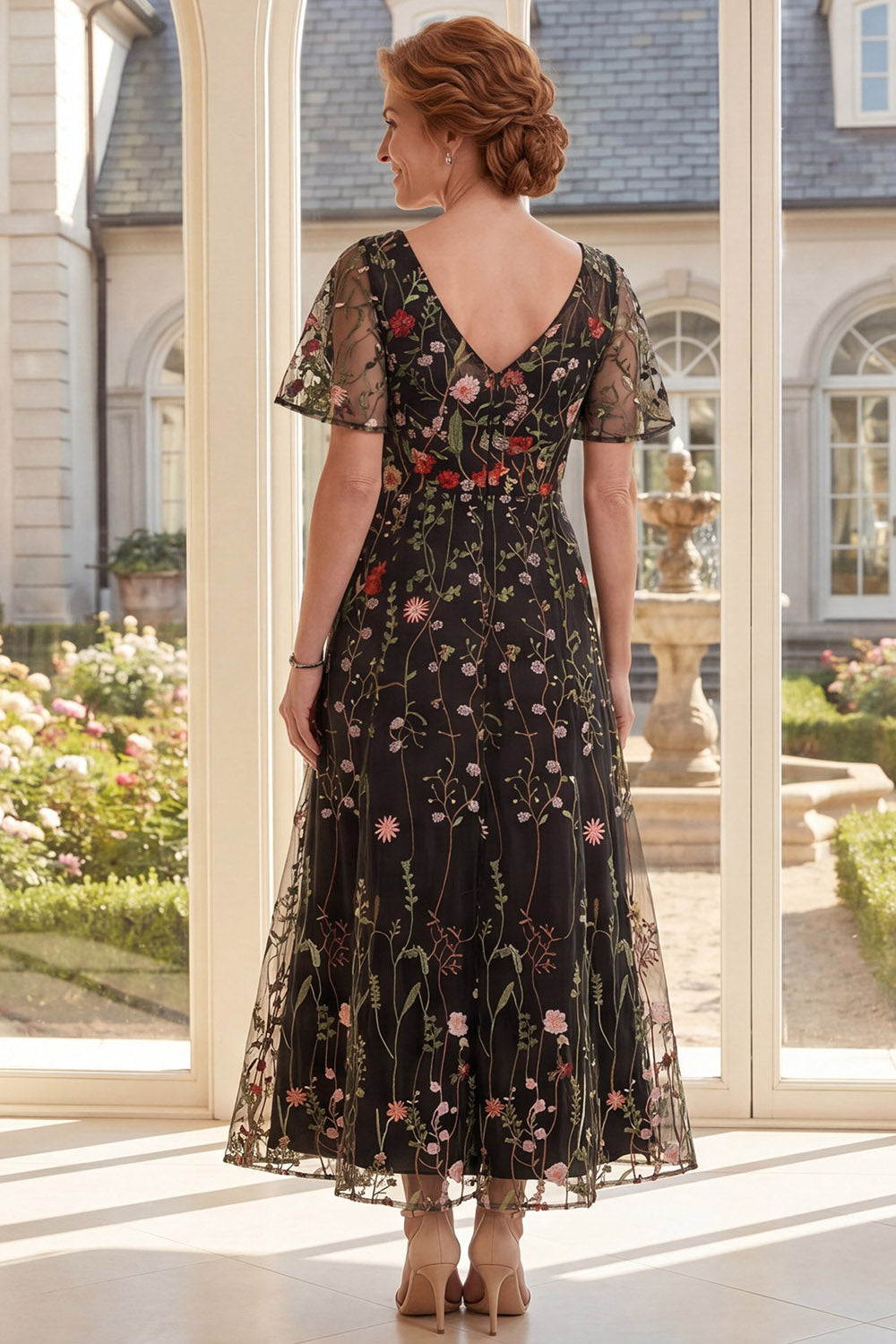 Robe longue de mère de la mariée brodée florale en tulle noir à col en V