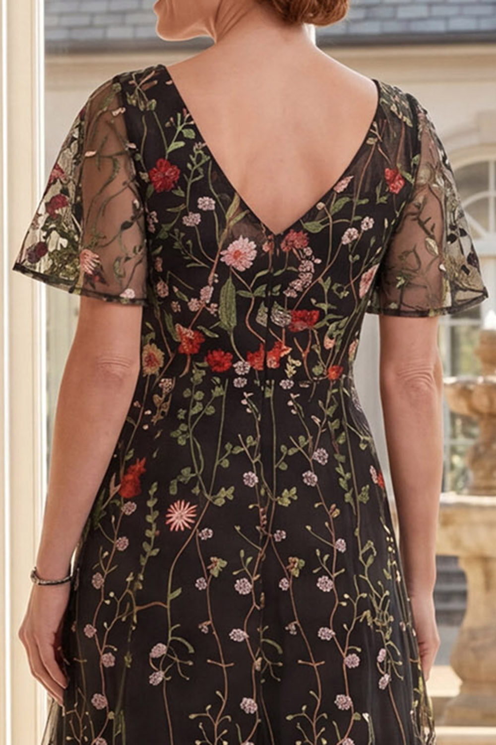 Robe longue de mère de la mariée brodée florale en tulle noir à col en V