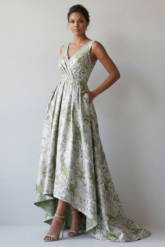 Une robe longue vert clair à fleurs, froncée, coupe A, avec poches, pour la mère de la mariée