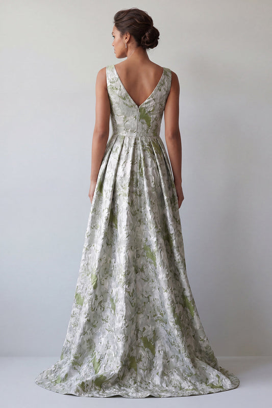 Une robe longue vert clair à fleurs, froncée, coupe A, avec poches, pour la mère de la mariée
