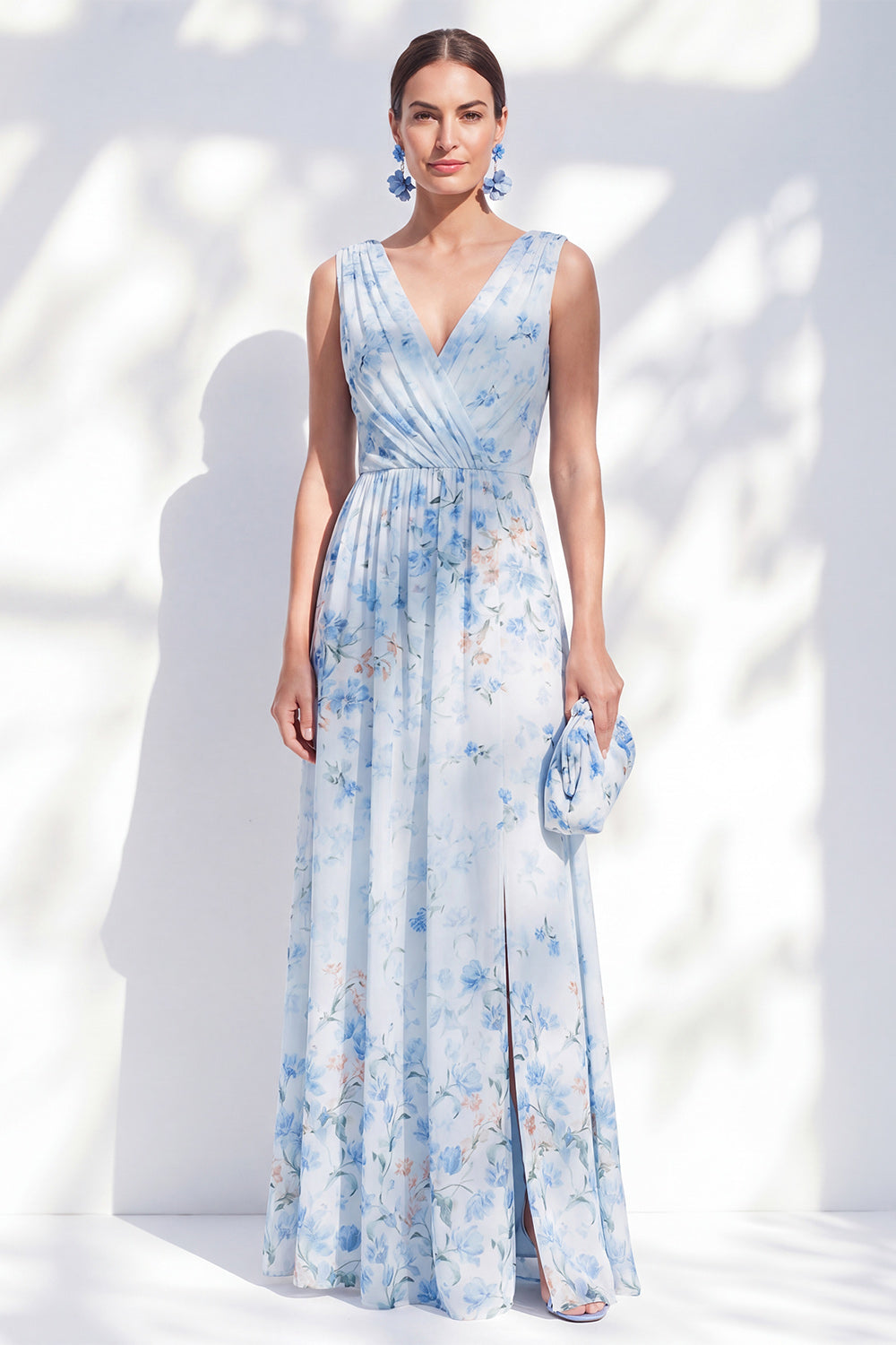 Robe longue de mère de la mariée en mousseline fleurie bleue, ligne A, col en V, drapée, avec fente