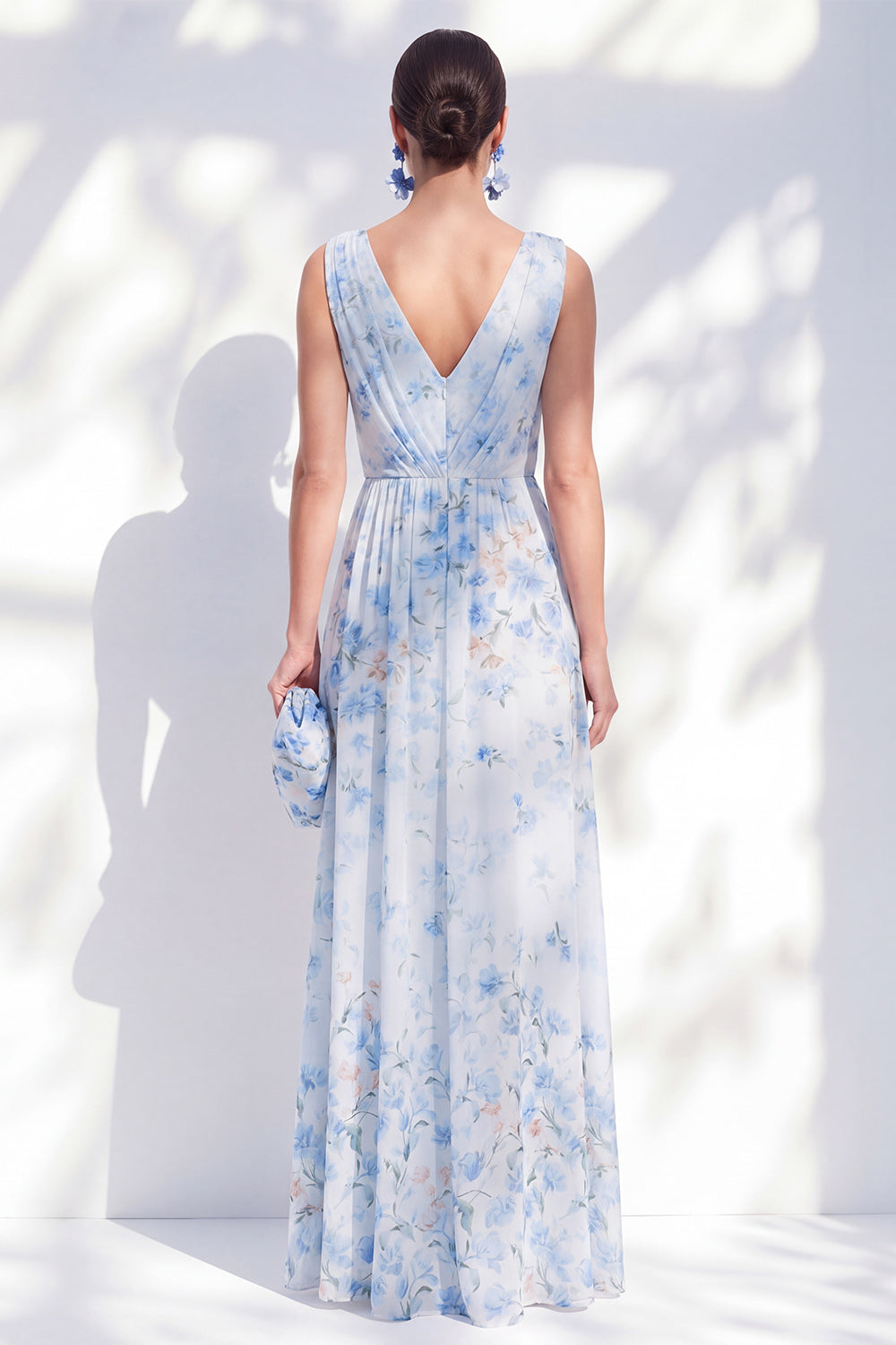 Robe longue de mère de la mariée en mousseline fleurie bleue, ligne A, col en V, drapée, avec fente