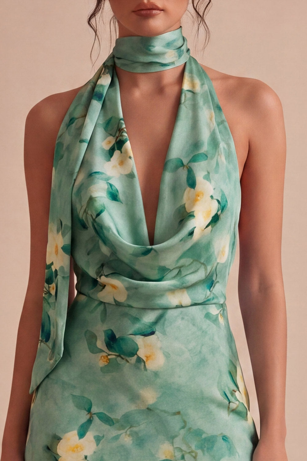 Robe de cocktail courte moulante à fleurs vert clair et dos nu