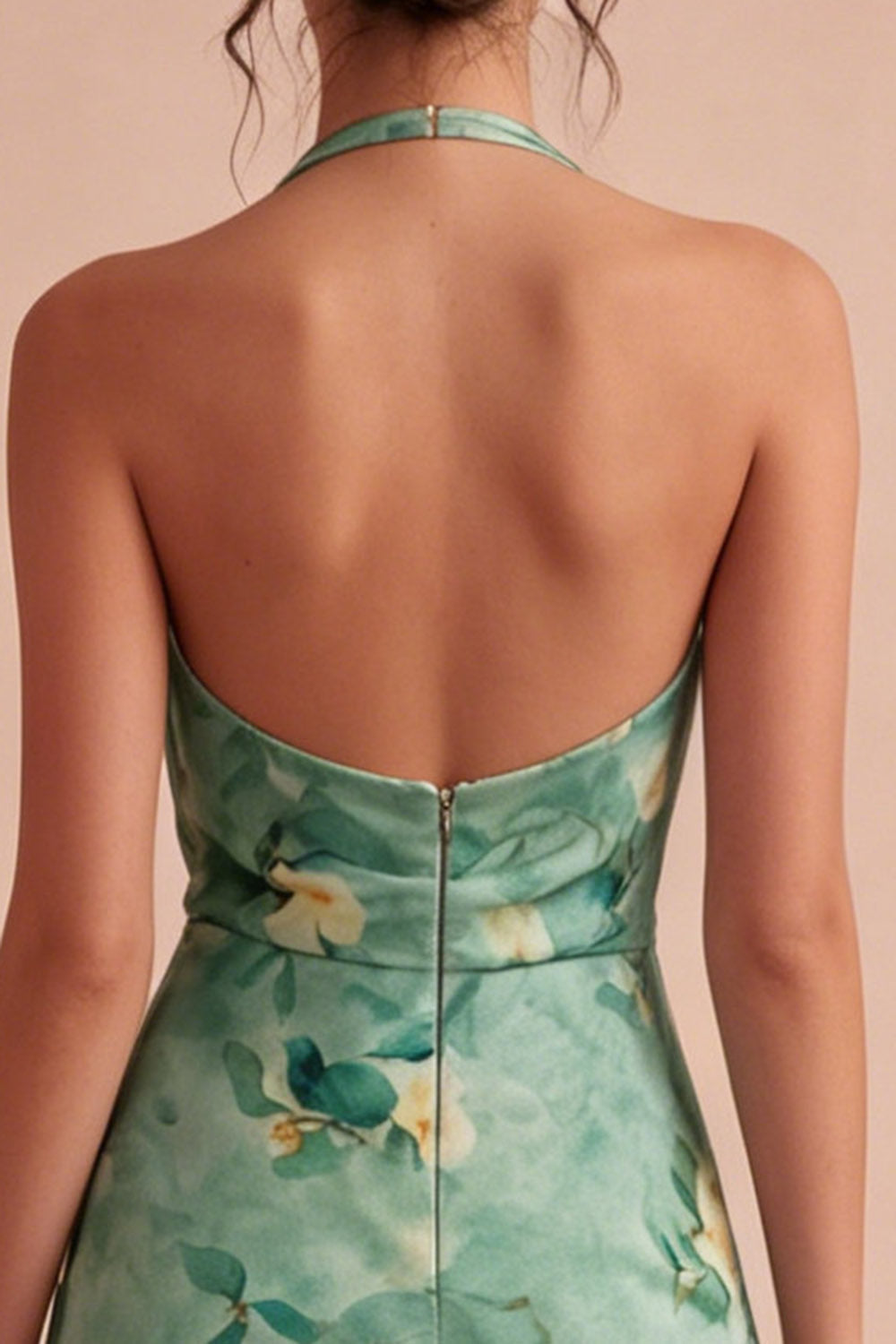 Robe de cocktail courte moulante à fleurs vert clair et dos nu