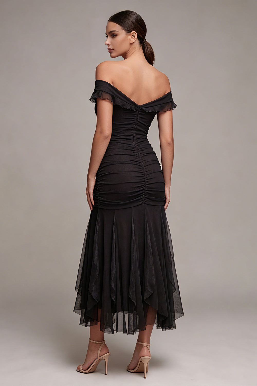 Robe de soirée longue sirène noire à épaules dénudées avec fronces et volants