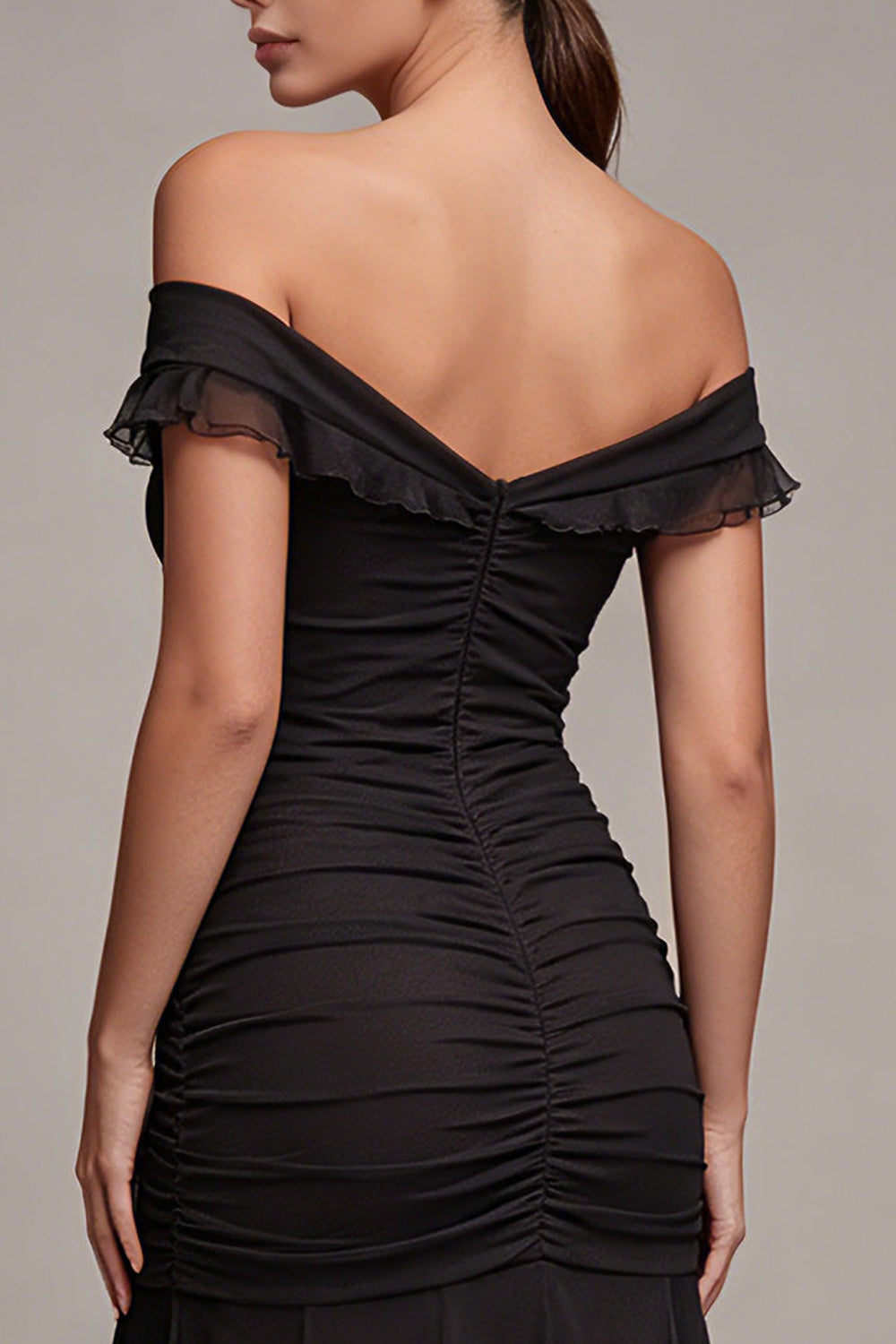 Robe de soirée longue sirène noire à épaules dénudées avec fronces et volants