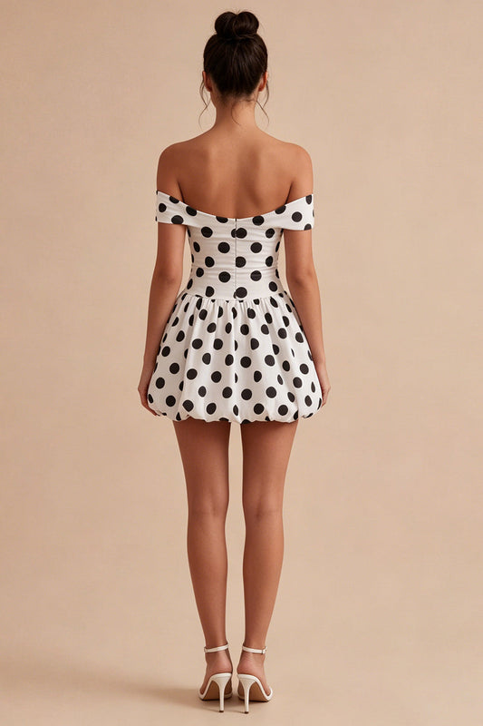 Robe de bal de fin d'études évasée, blanche à pois noirs, épaules dénudées