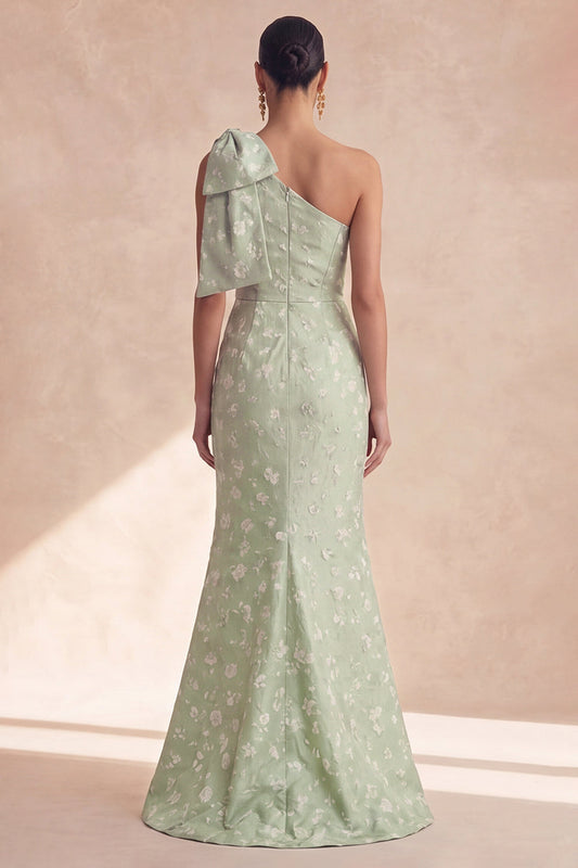 Vestido de dama de honor de sirena en color salvia floral con un hombro
