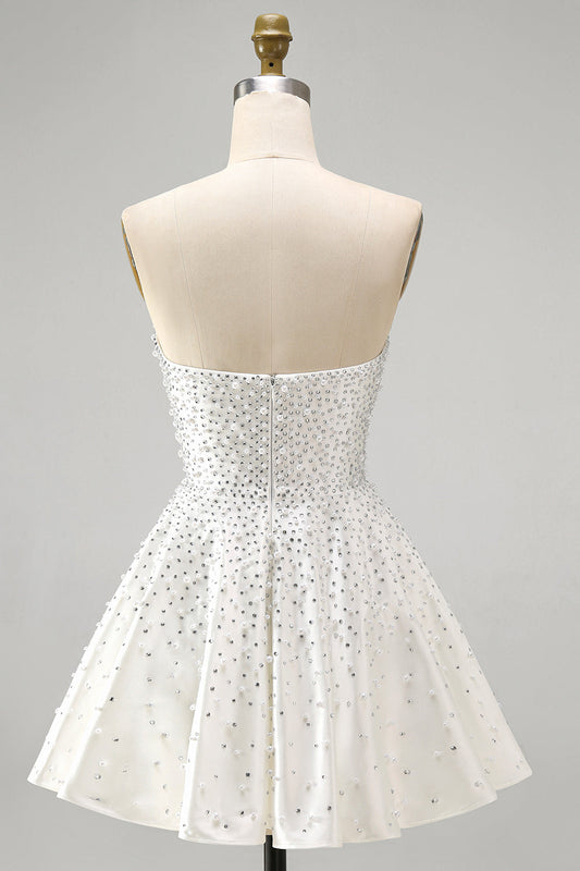 Robe de bal courte blanche sans bretelles, coupe trapèze, ornée de perles et de volants