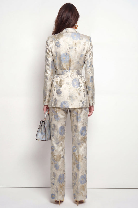 Costume pour femme deux pièces en satin bleu-gris à fleurs, avec revers crantés, croisé et ceinture