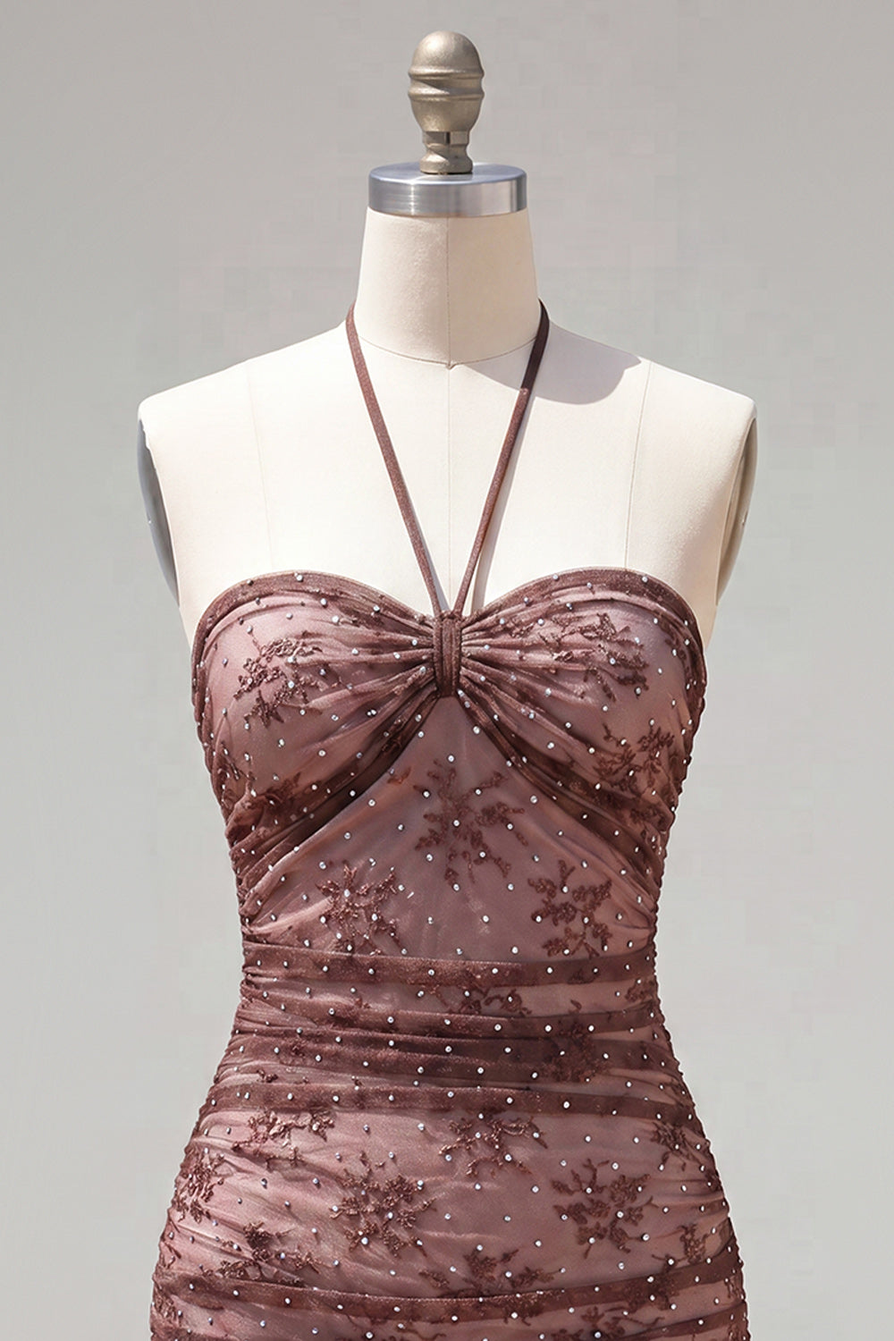 Robe de soirée moulante froncée couleur chocolat à col montant et perles