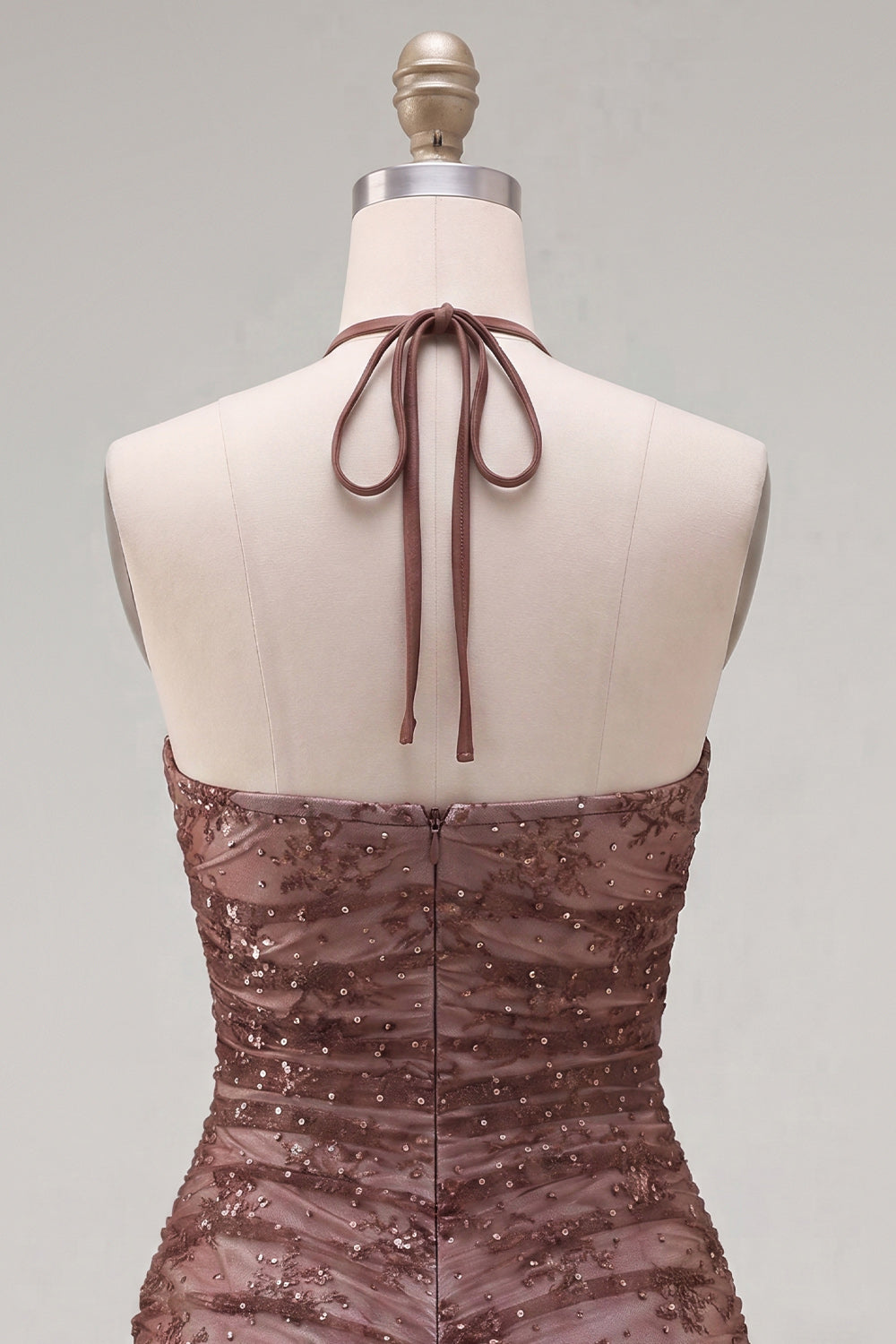 Robe de soirée moulante froncée couleur chocolat à col montant et perles