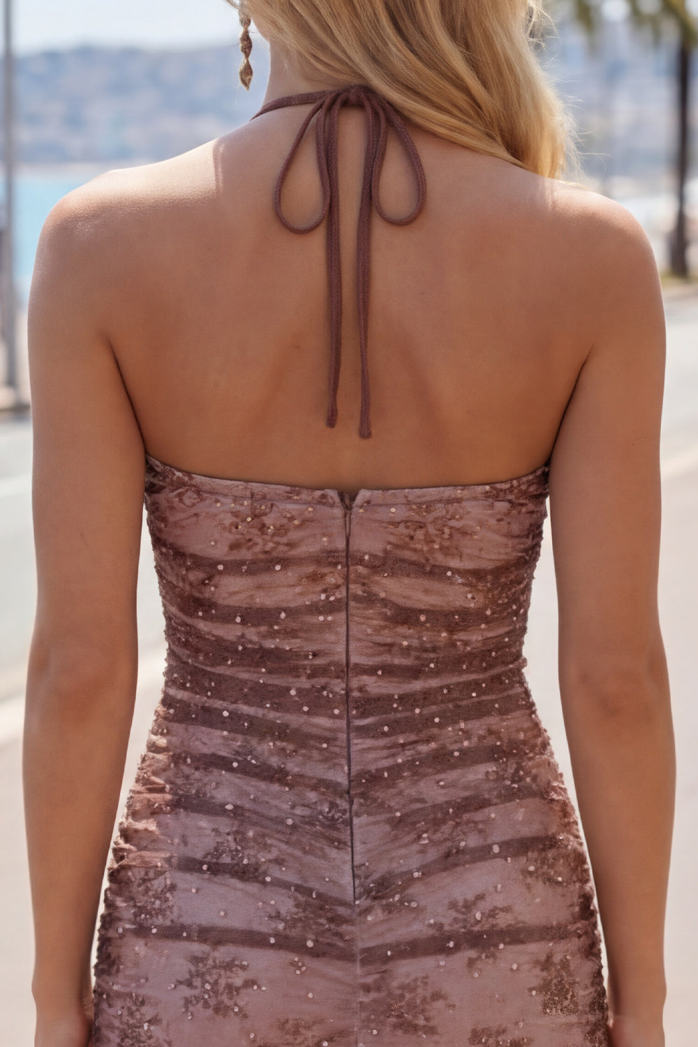 Robe de soirée moulante froncée couleur chocolat à col montant et perles