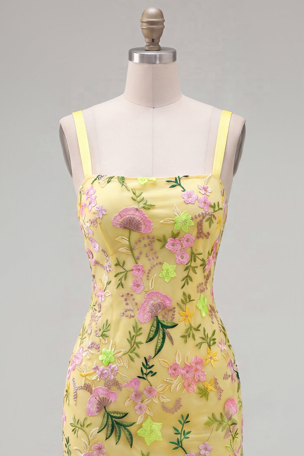 Robe de soirée moulante jaune à broderies florales, volants et laçage au dos