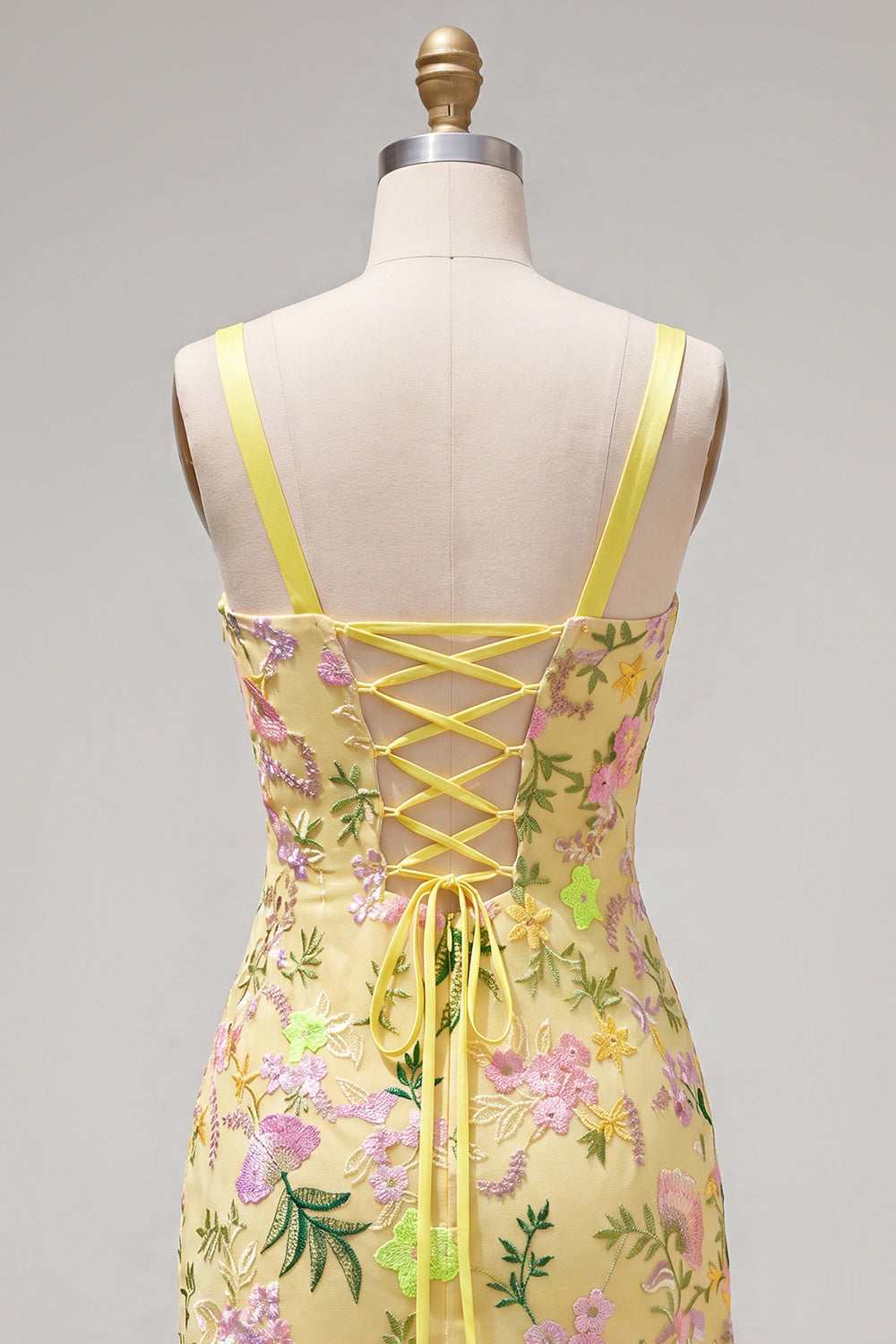 Robe de soirée moulante jaune à broderies florales, volants et laçage au dos