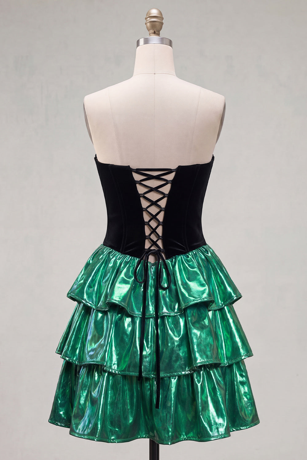 Robe de bal bustier coupe A noire et verte à plusieurs niveaux avec dos lacé