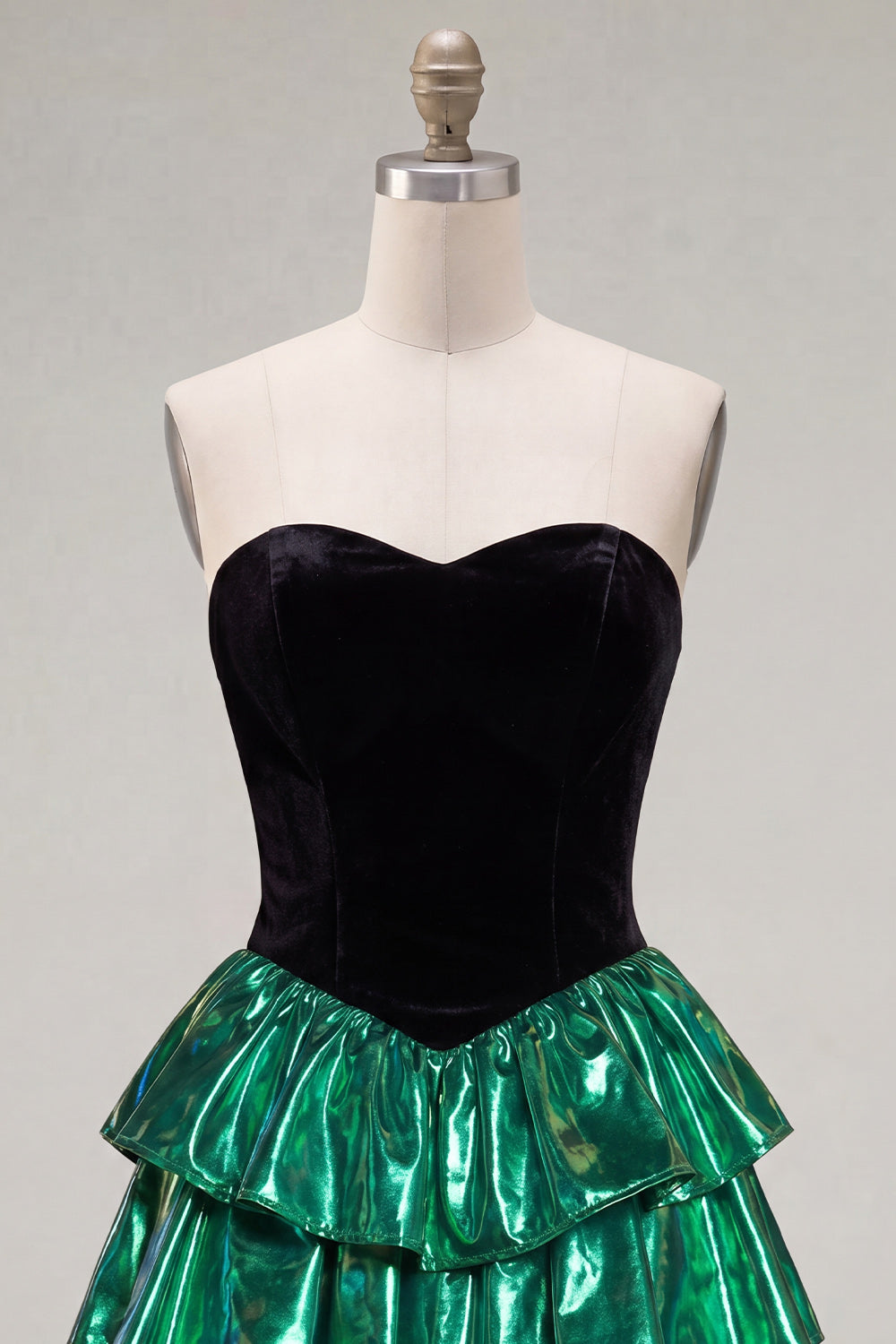 Robe de bal bustier coupe A noire et verte à plusieurs niveaux avec dos lacé