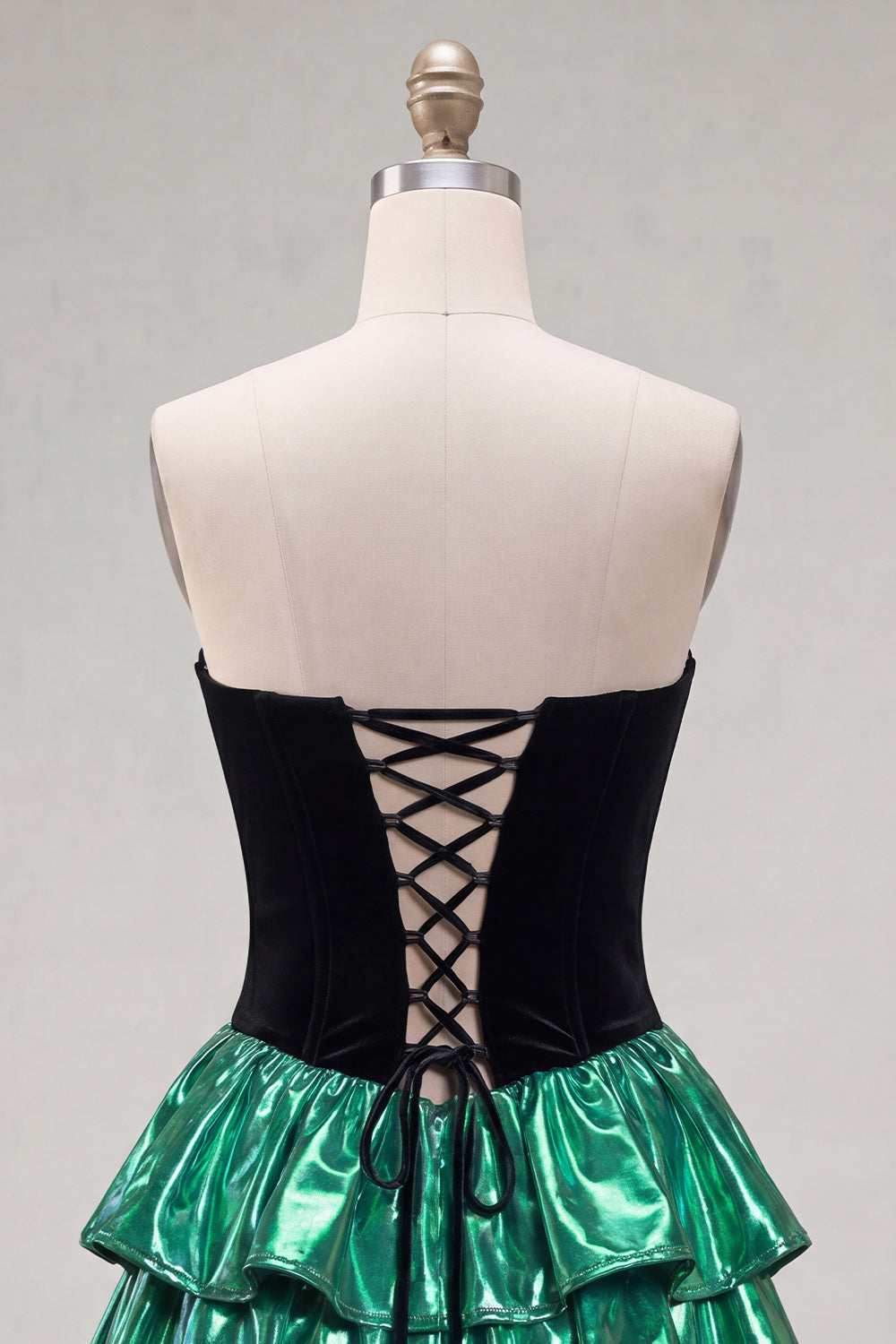 Robe de bal bustier coupe A noire et verte à plusieurs niveaux avec dos lacé
