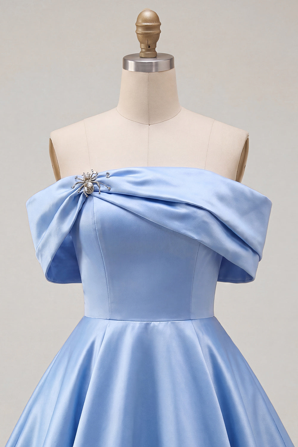 Robe de bal bleu saphir satinée avec perles, coupe évasée, épaules dénudées et froncée