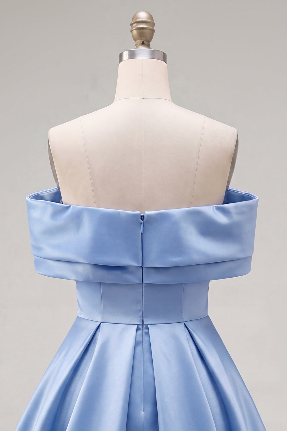 Robe de bal bleu saphir satinée avec perles, coupe évasée, épaules dénudées et froncée