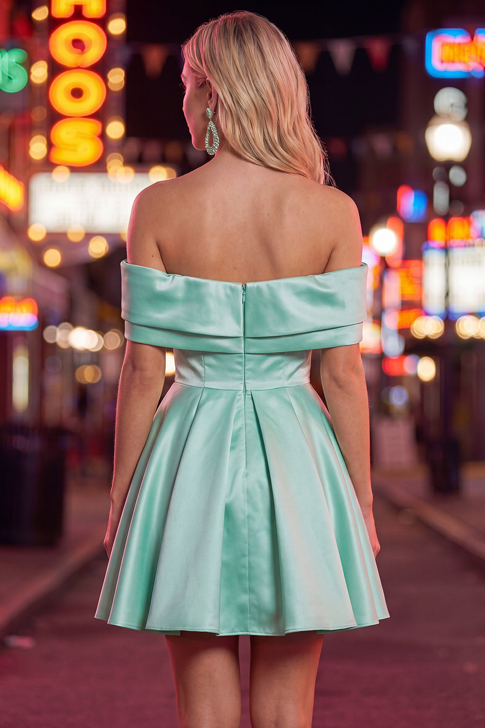 Robe de bal bleu saphir satinée avec perles, coupe évasée, épaules dénudées et froncée