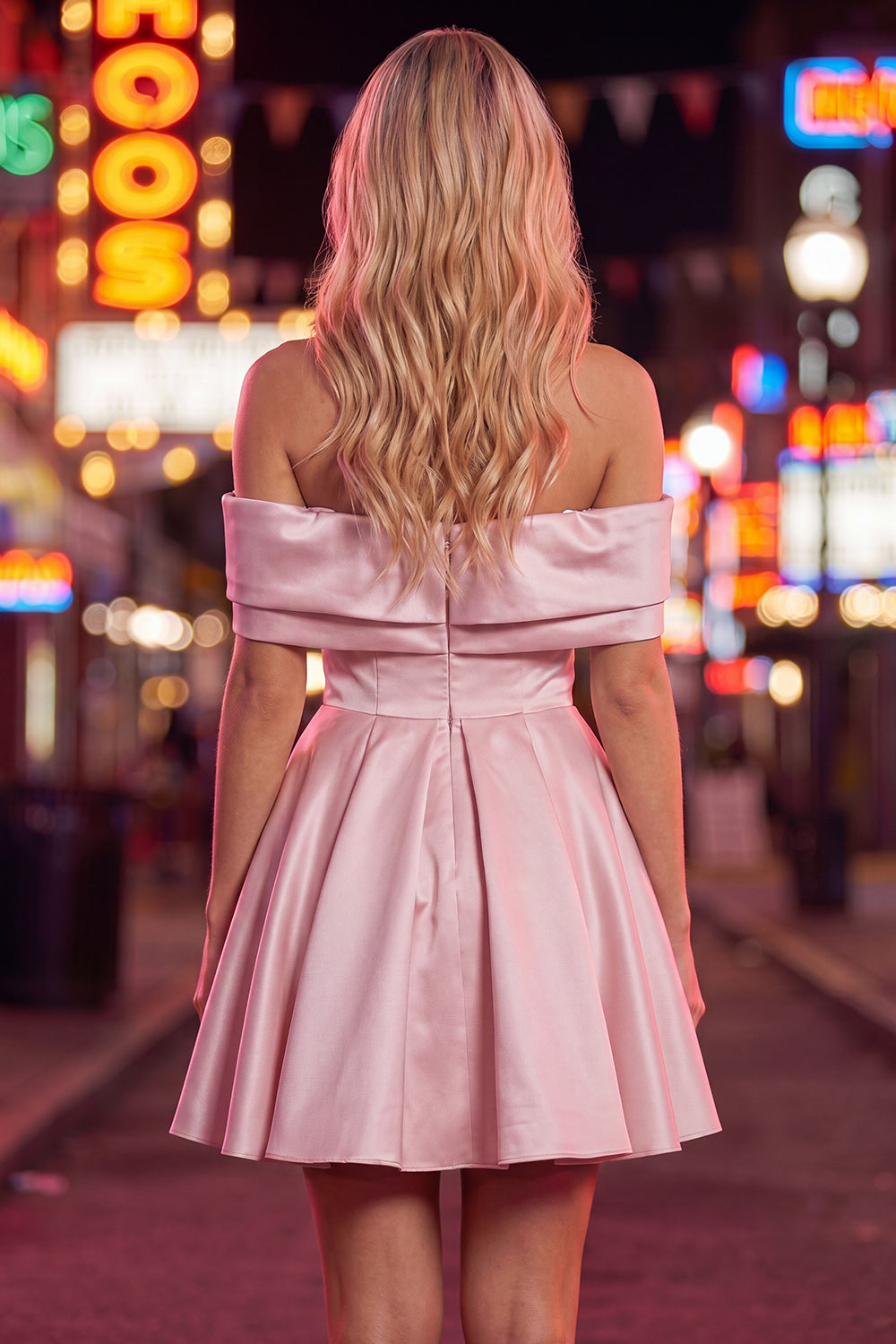 Robe de bal bleu saphir satinée avec perles, coupe évasée, épaules dénudées et froncée