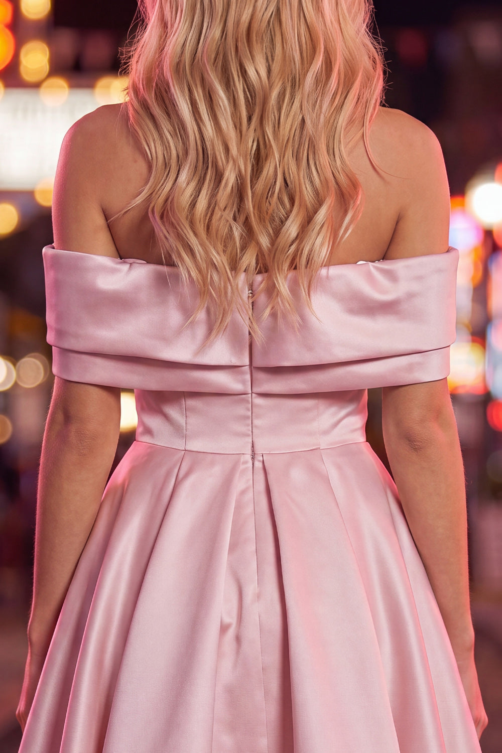Robe de bal bleu saphir satinée avec perles, coupe évasée, épaules dénudées et froncée