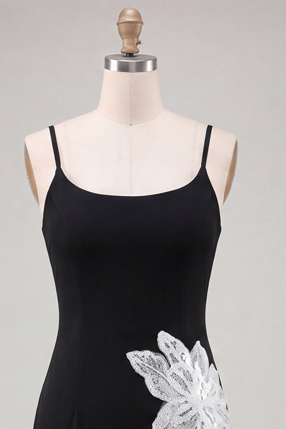 Robe de soirée noire à fleurs, bretelles spaghetti et sequins