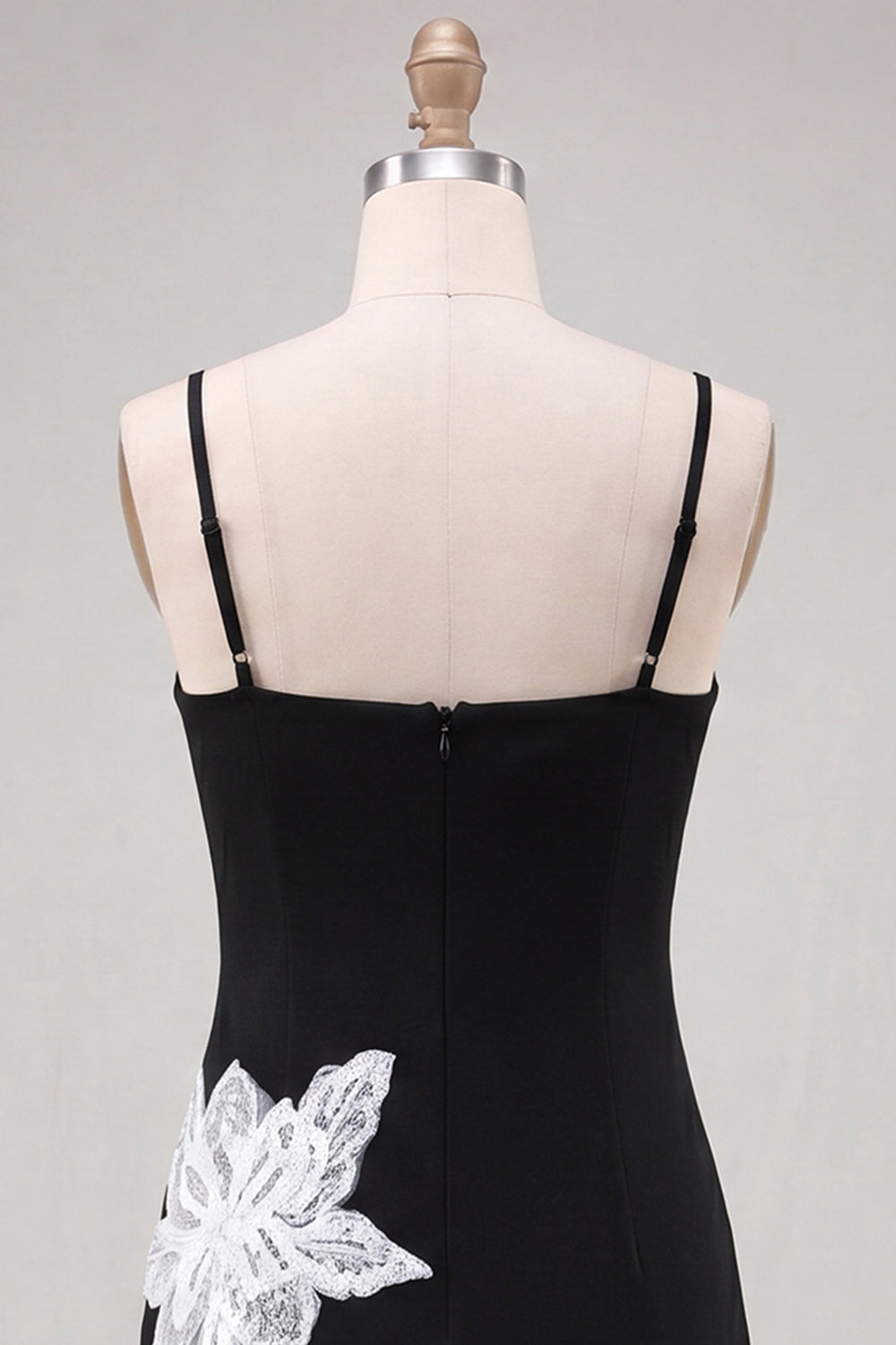 Robe de soirée noire à fleurs, bretelles spaghetti et sequins