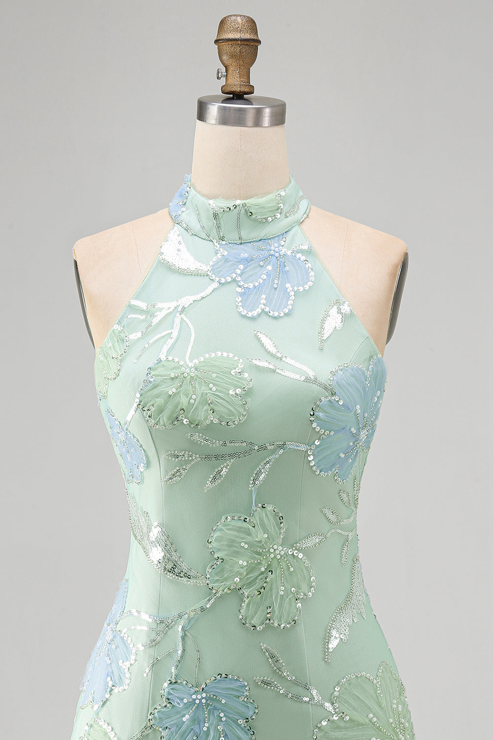 Robe de cocktail vert menthe moulante à licou et à sequins floraux