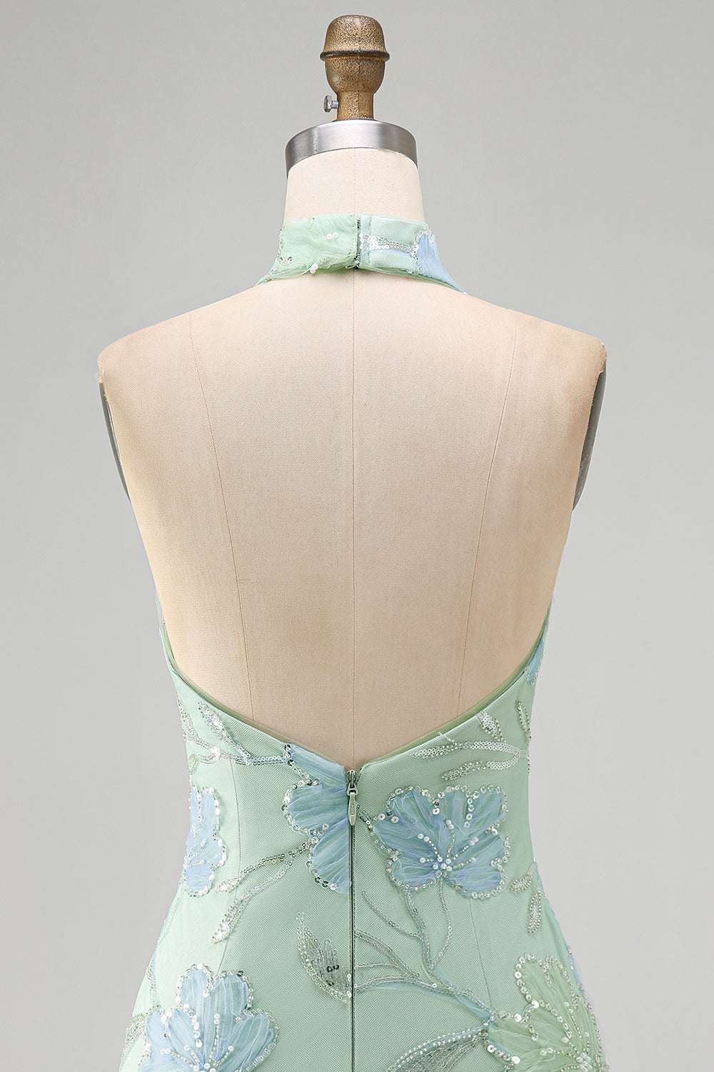 Robe de cocktail vert menthe moulante à licou et à sequins floraux