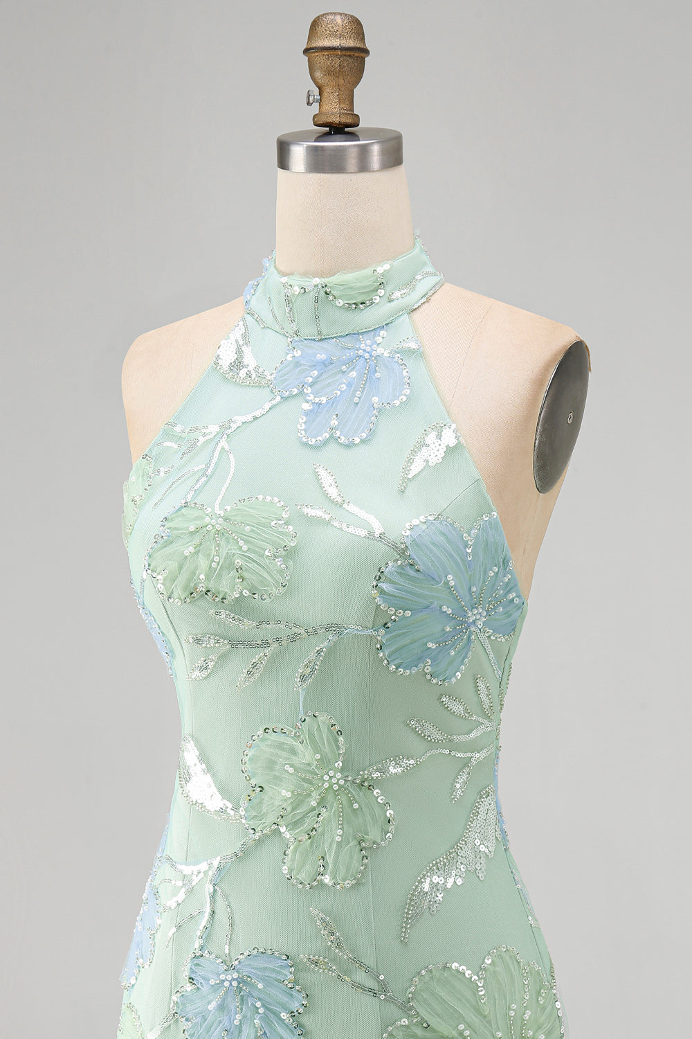 Robe de cocktail vert menthe moulante à licou et à sequins floraux