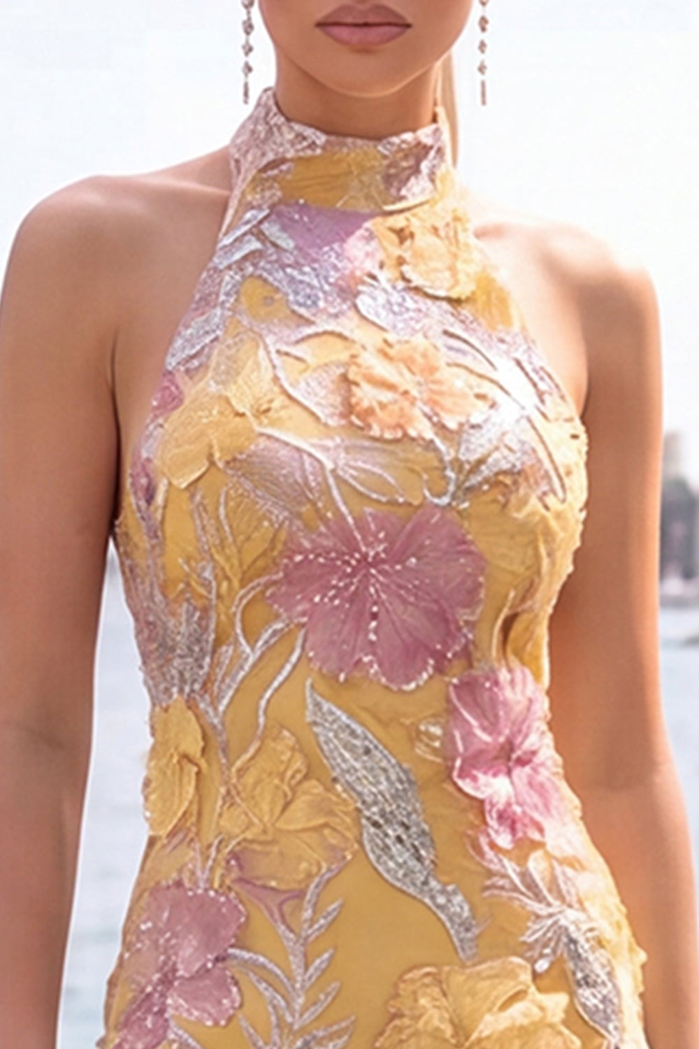 Robe de cocktail vert menthe moulante à licou et à sequins floraux
