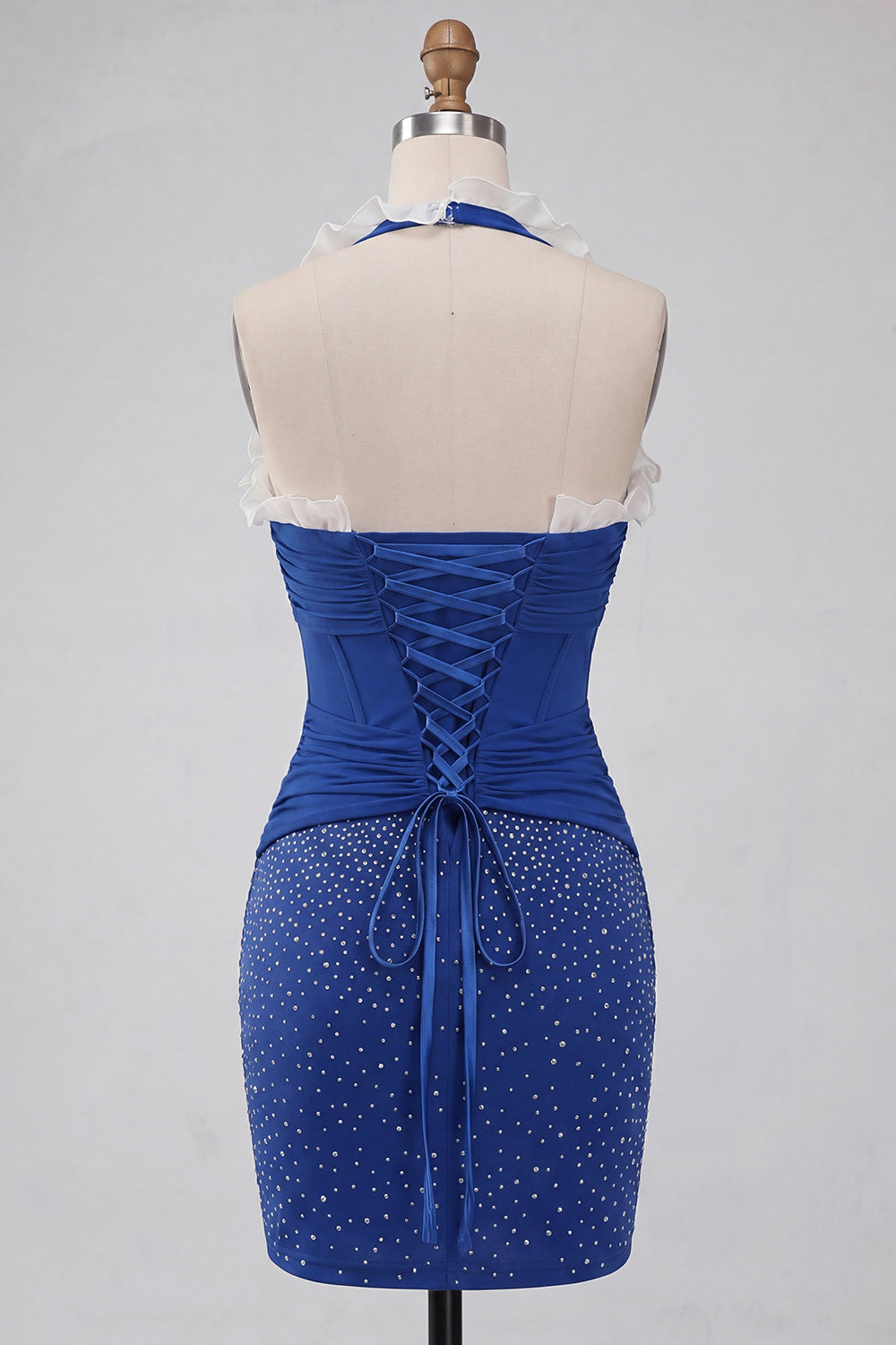 Robe de soirée bustier moulante bleu foncé à col licou avec corset, volants, fronces et perles, et dos lacé