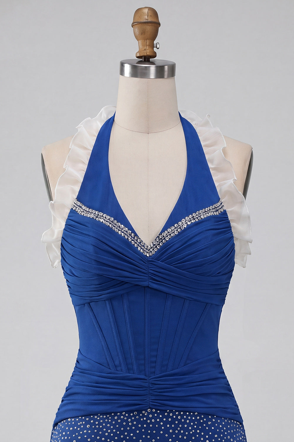 Robe de soirée bustier moulante bleu foncé à col licou avec corset, volants, fronces et perles, et dos lacé