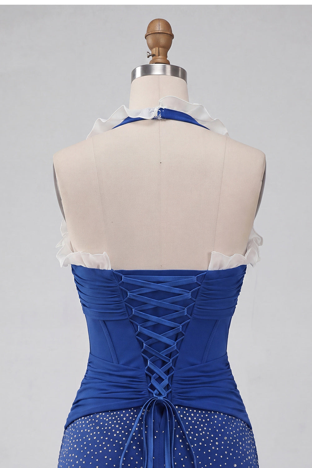 Robe de soirée bustier moulante bleu foncé à col licou avec corset, volants, fronces et perles, et dos lacé