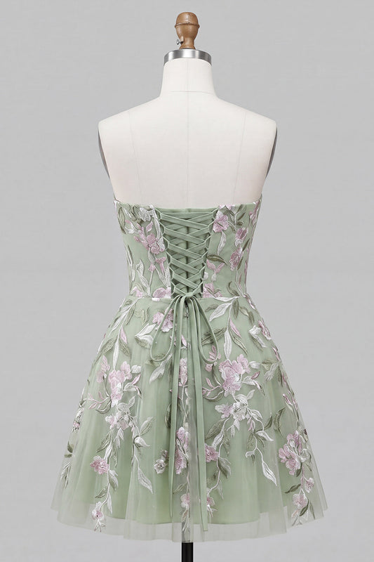 Robe de bal de fin d'année vert sauge sans bretelles, coupe trapèze, brodée de perles, avec laçage au dos et nœud