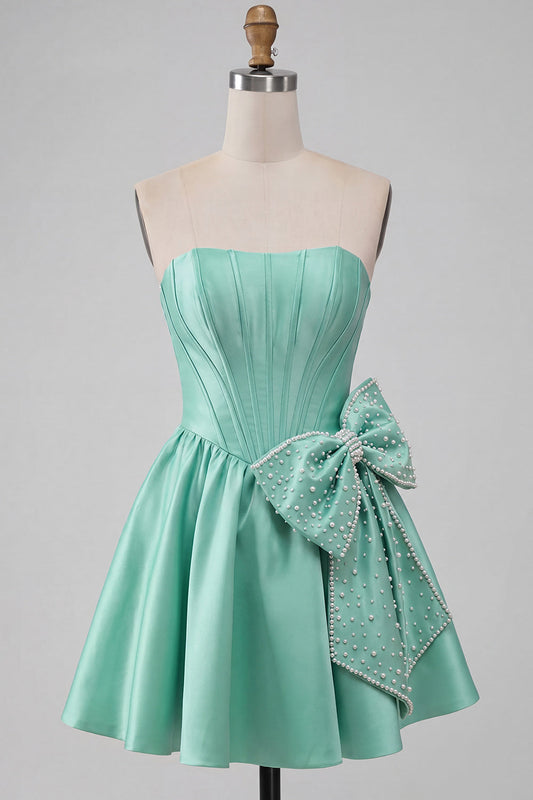 Robe de retour à la maison en satin vert menthe trapèze sans bretelles avec corset en perles à dos lacé et nœud.