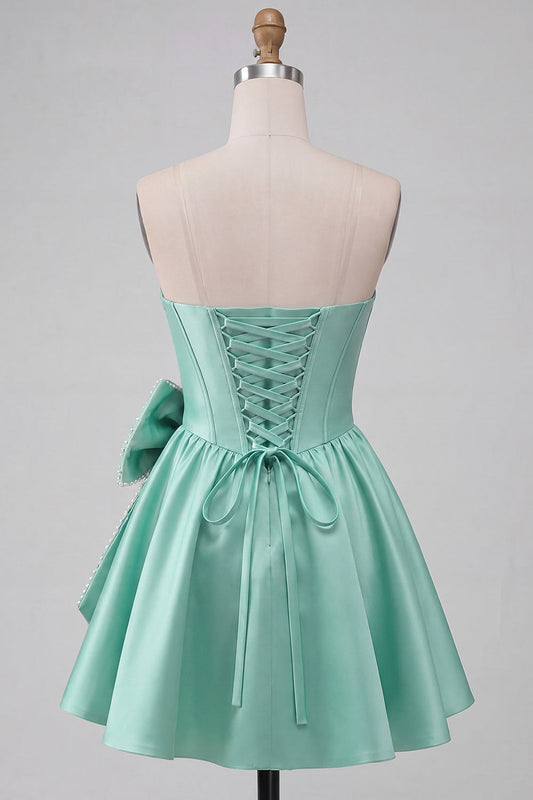 Robe de retour à la maison en satin vert menthe trapèze sans bretelles avec corset en perles à dos lacé et nœud.
